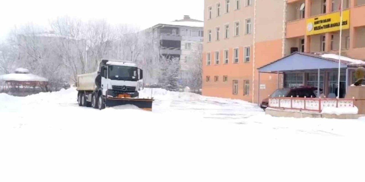 Ağrı’da okullar ikinci dönem öncesi kar temizleme çalışmalarıyla hazırlandı