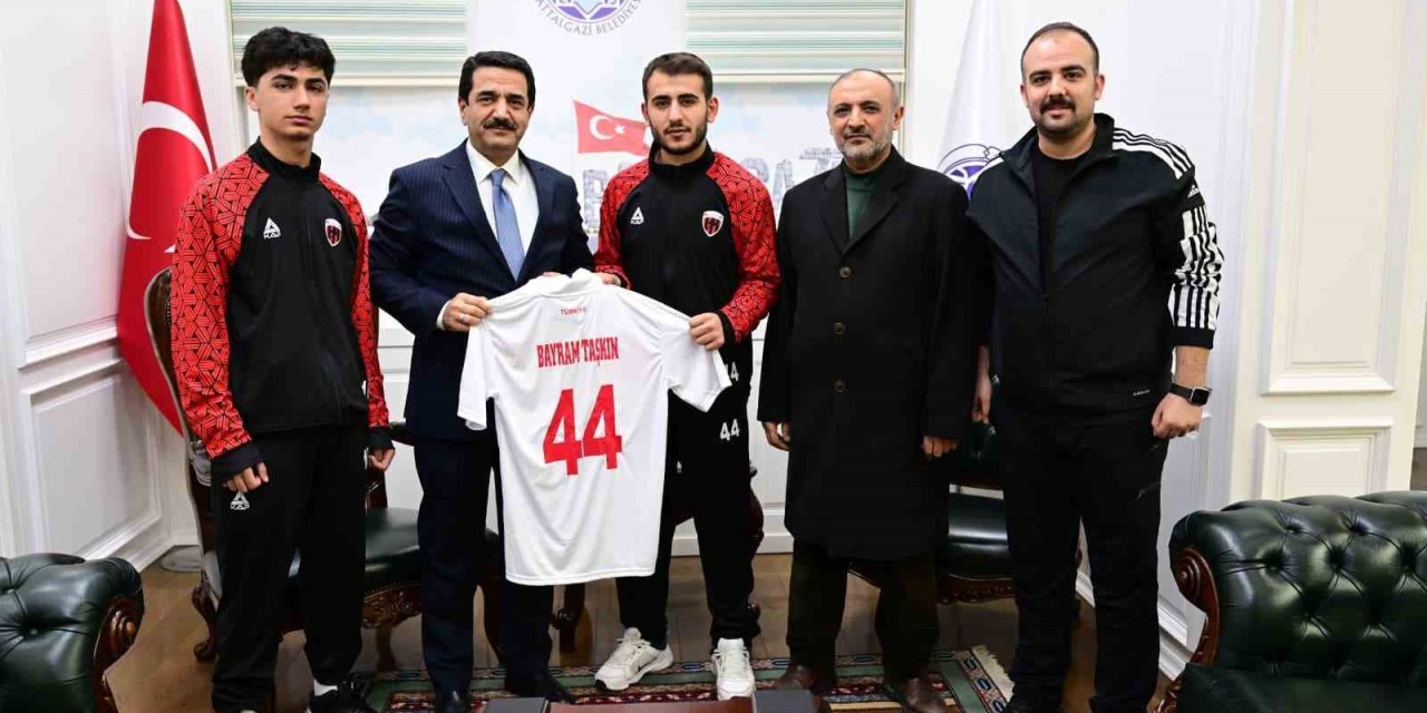 Battalgazi Belediyespor’un milli gururları Başkan Taşkın’ı ziyaret etti