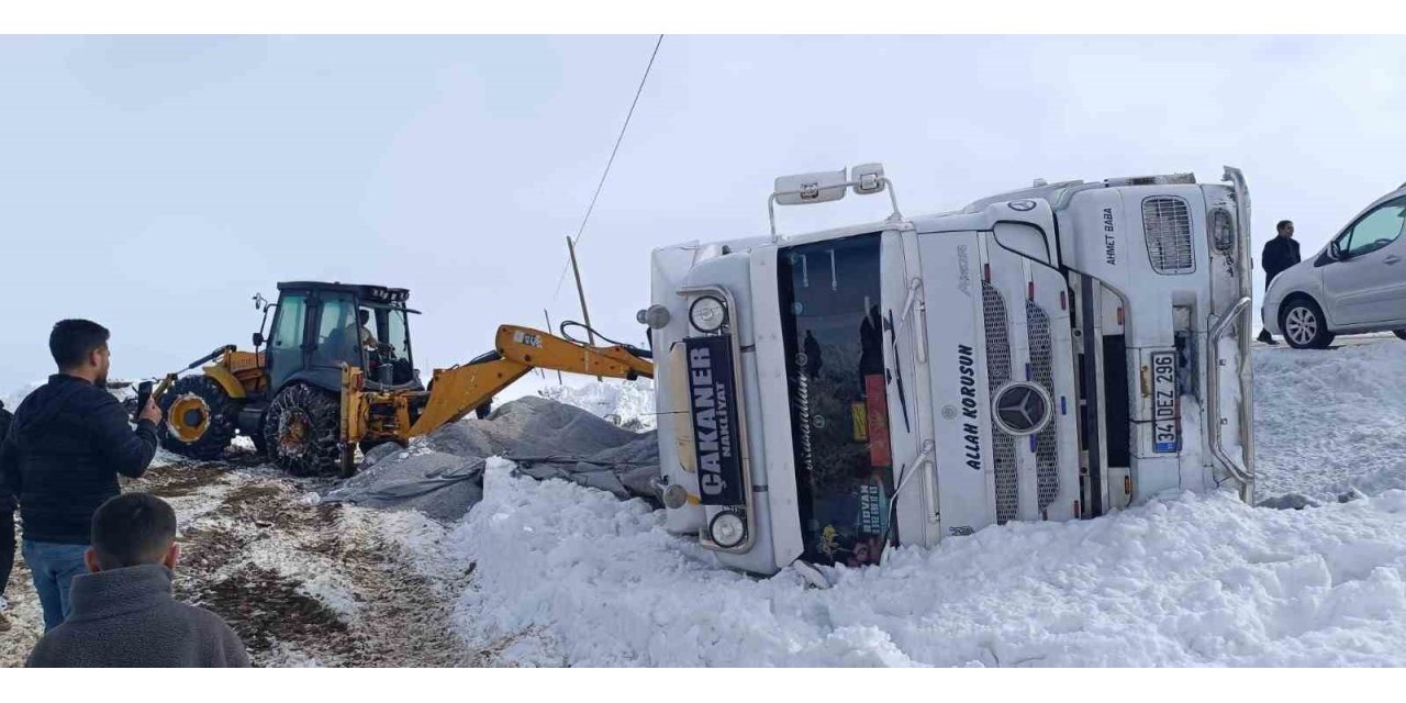 Muradiye’de gizli buzlanmadan dolayı tır devrildi