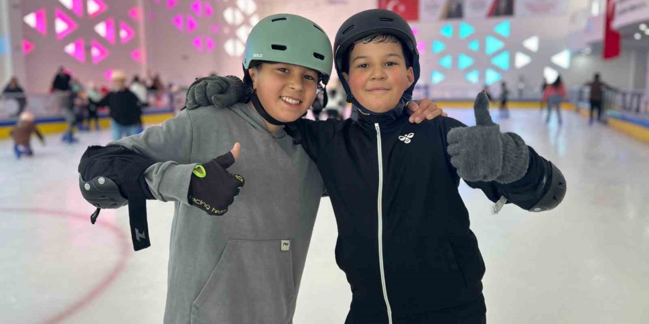 Buz pateni pisti yarıyıl tatilinde çocukların uğrak noktası oldu