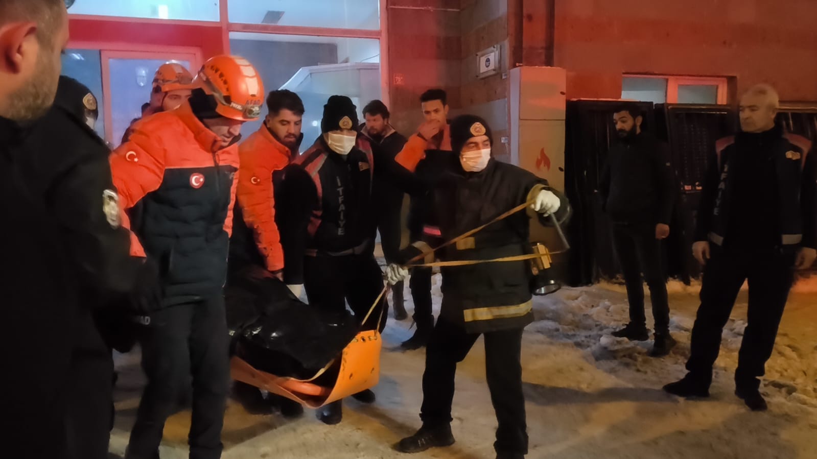 Kars'ta 2 gündür kayıp olan genç asansör boşluğunda ölü bulundu