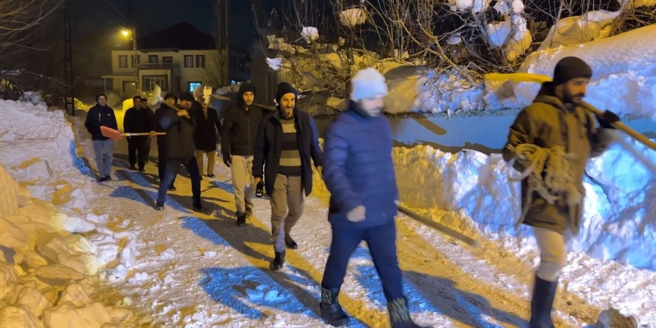 Yüksekova’da cemaat namazdayken çatı çöktü: İmam anons etti, köylü küreği ve halatıyla yardıma koştu