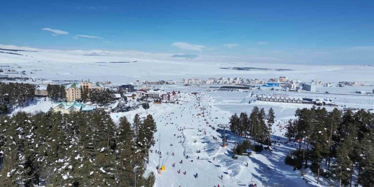 Sarıkamış Kayak Merkezi doldu taştı