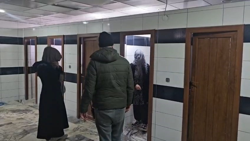 Zabıtadan kaçan dilenciler cami tuvaletinde yakalandı