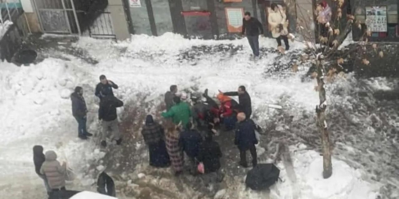Çatıdan düşen kar kütlesinin altında kalan kadın hayatını kaybetti