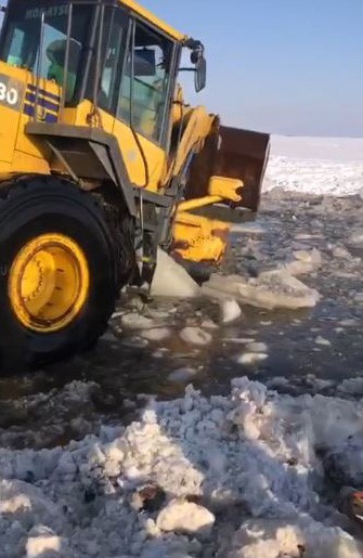 İçme suyu yolunu açarken kara saplanan loder vinç yardımıyla kurtarıldı