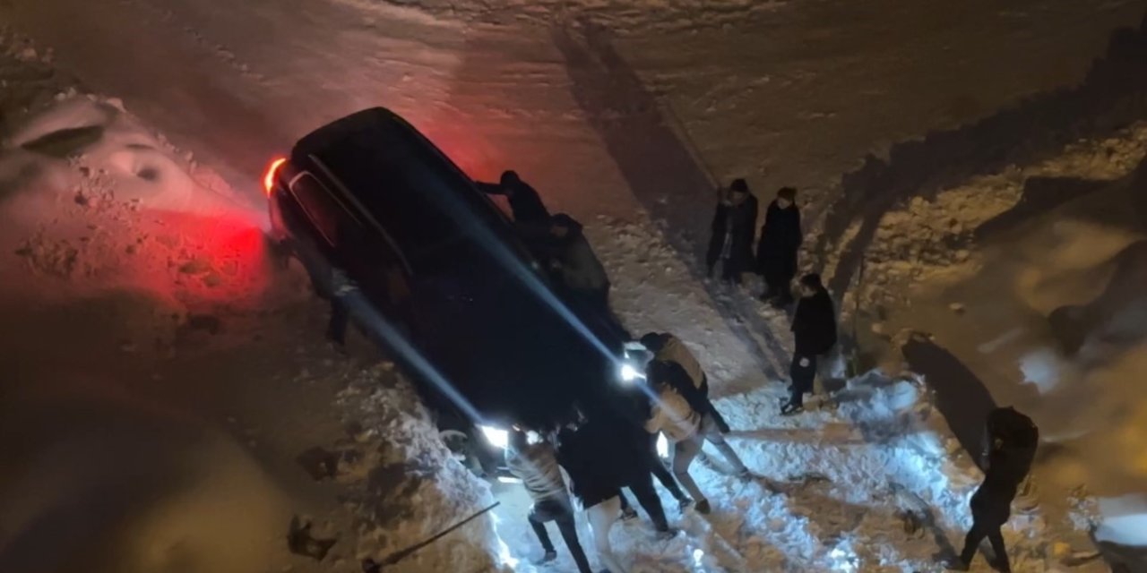 Yüksekova’da kar esareti: Kara saplanan araçlar imece usulü kurtarıldı