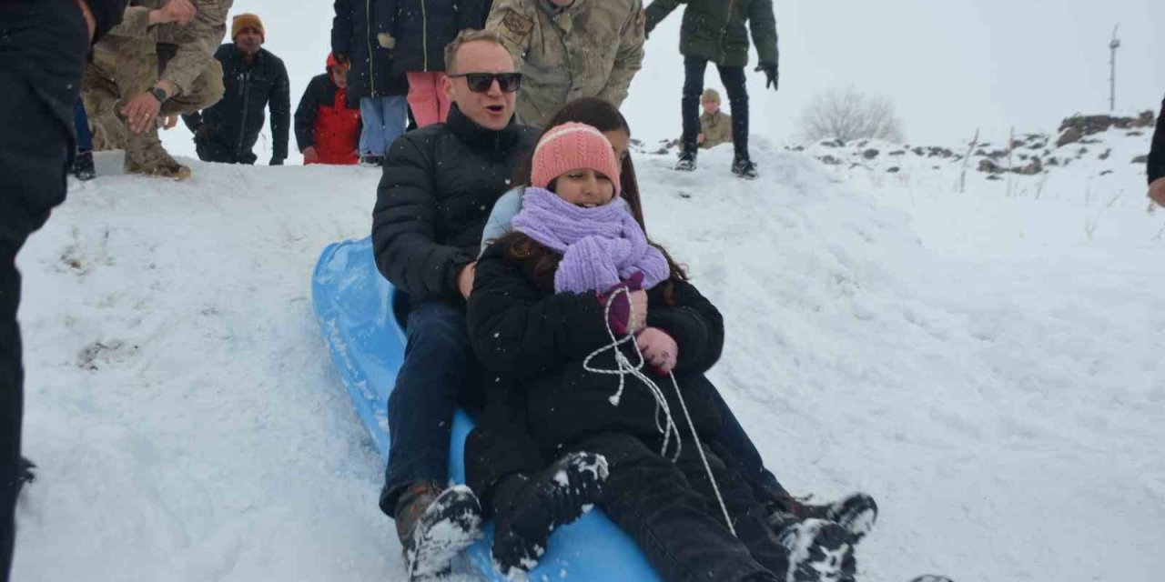 Bulanık Kaymakamlığı’ndan çocuklara unutulmaz kış şenliği