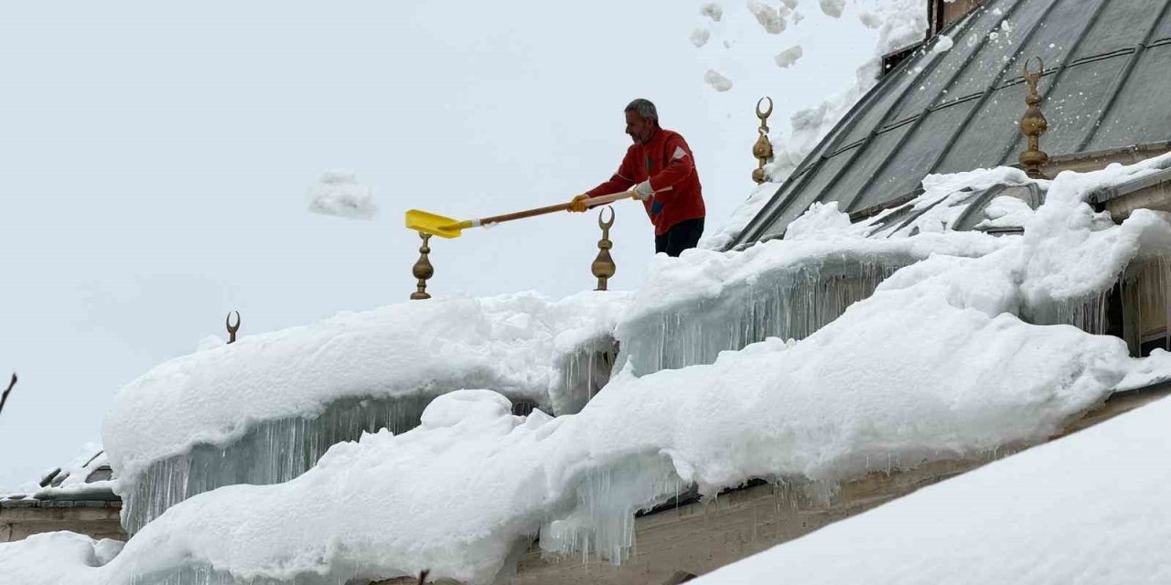Hakkari’de tehlike saçan caminin çatısı kardan temizlendi