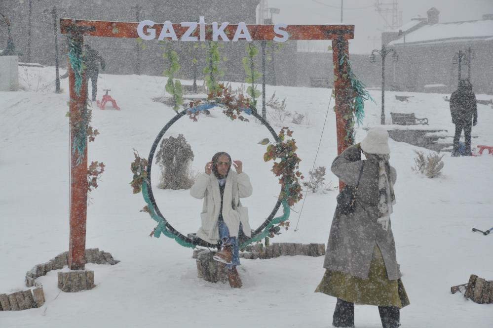 Kars’ta kar yağışı eğlenceye dönüştü