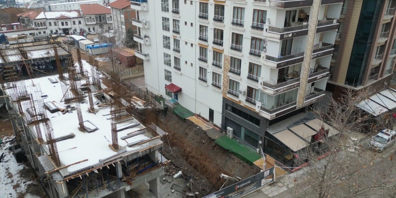 İstinat duvarı çöken bina havadan görüntülendi