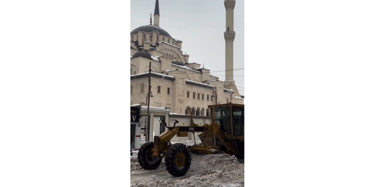 Patnos’ta kar temizleme çalışması aralıksız sürdürülüyor