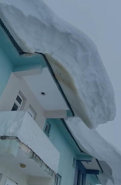 Ovacık’ta bina çatılarında sarkan kar kütleleri hayrete düşürdü