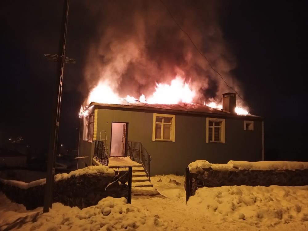 Kars’ta imam evi alev alev yandı