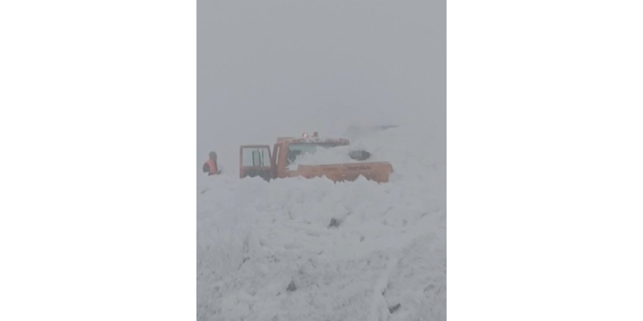 Muş-Kulp kara yolunda iş makinesinin üzerine çığ düştü
