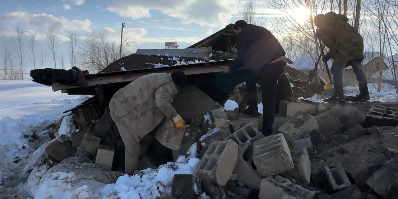 Hakkari’de ahırın çatısı çöktü: 2 hayvan telef oldu