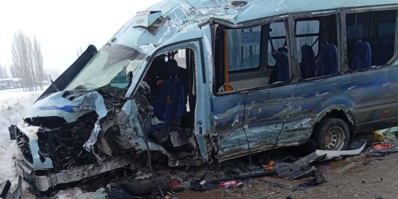 Yüksekova’da yolcu minibüsü ile otobüs çarpıştı: Çok sayıda yaralı var