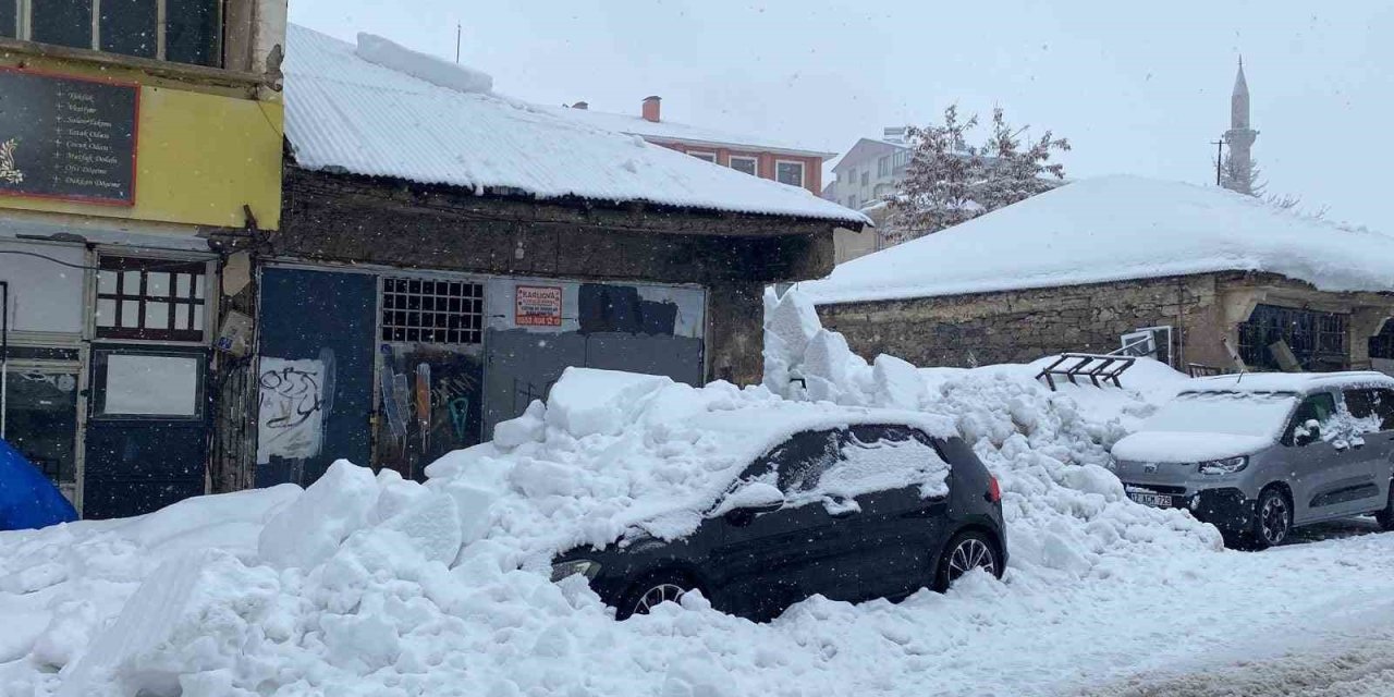 Çatıdan düşen kar kütlesi araca zarar verdi
