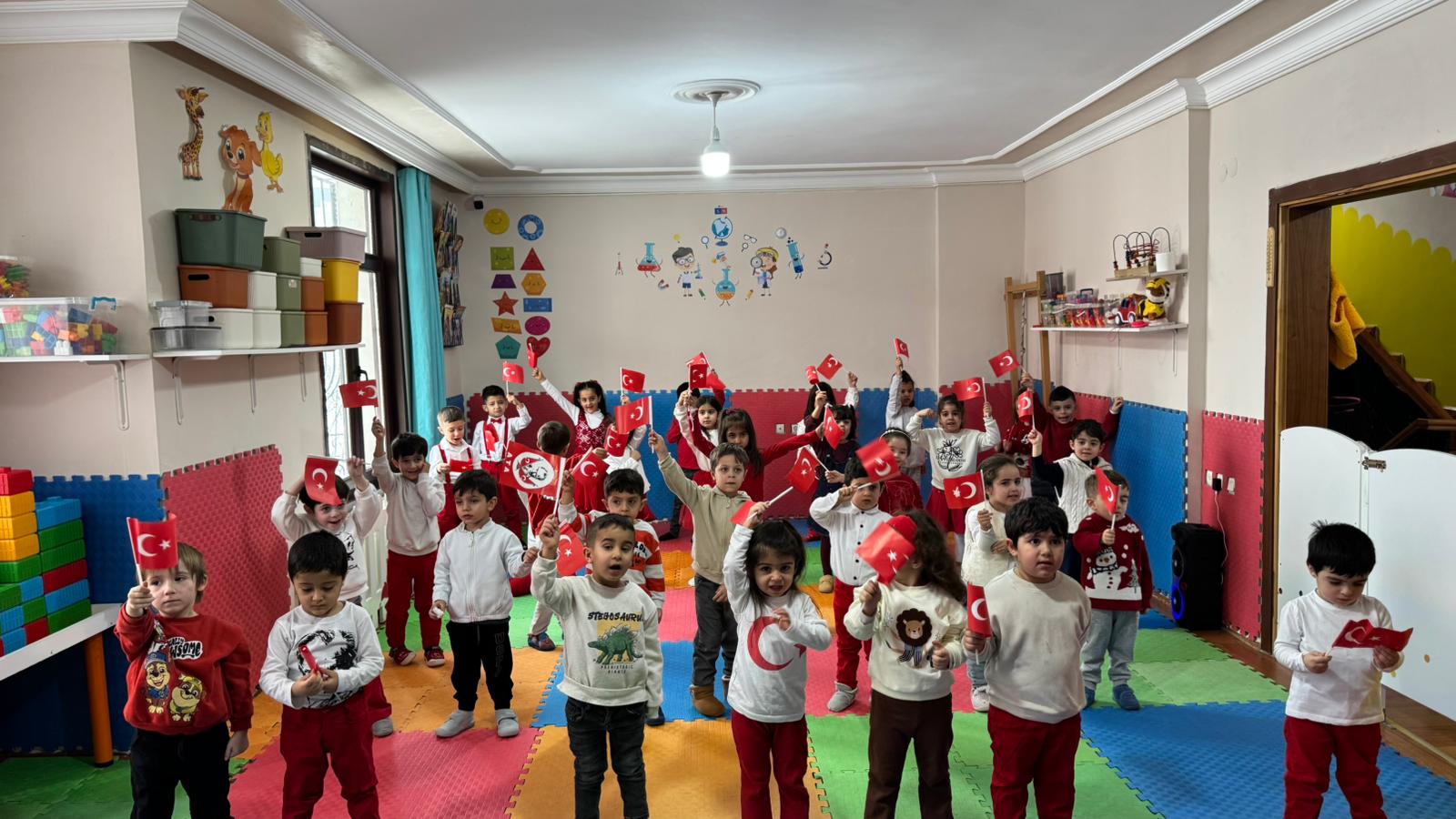 Minik ellerden 'Ay-Yıldız' mesaisi: Kars'ta bayrak sevgisi dersi