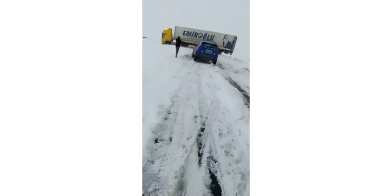 Kars’ta kayan tır kara yolunu ulaşıma kapattı