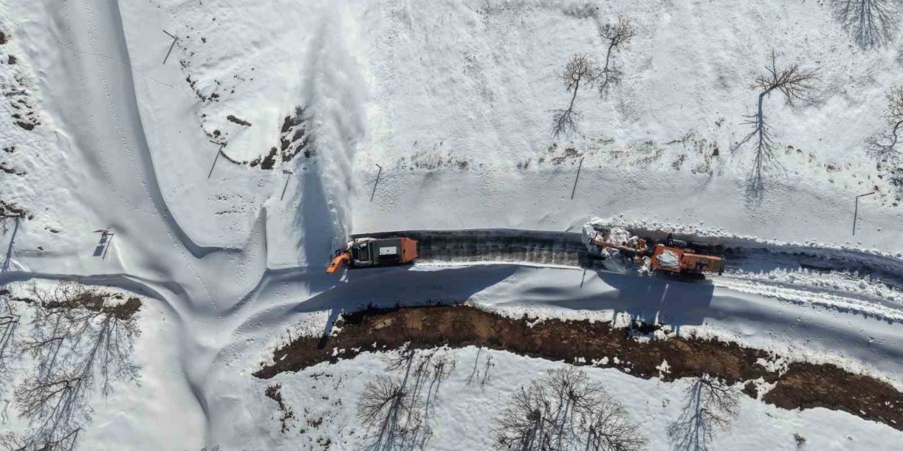 Muş ile Bitlis arasındaki kara yolu kar ve tipi nedeniyle ulaşıma kapatıldı