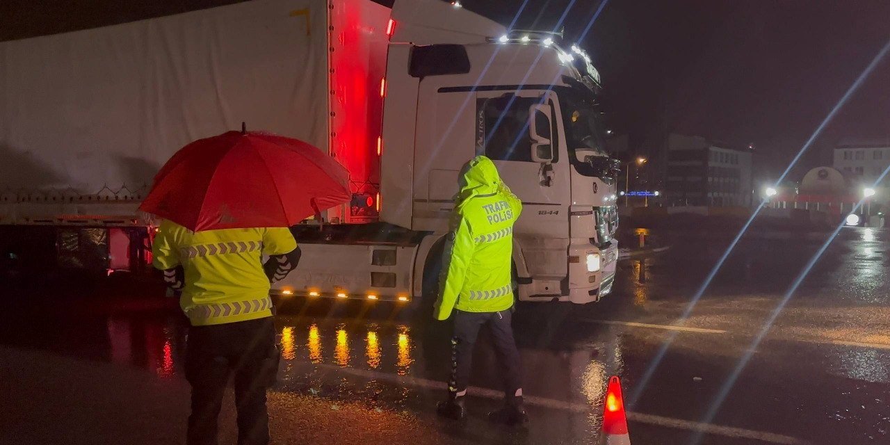 Erzincan’da sağanak, kar ve sis ulaşımı durdurdu