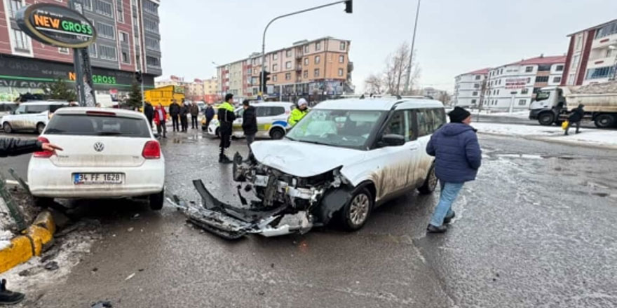 Kars'ta iki otomobil çarpıştı