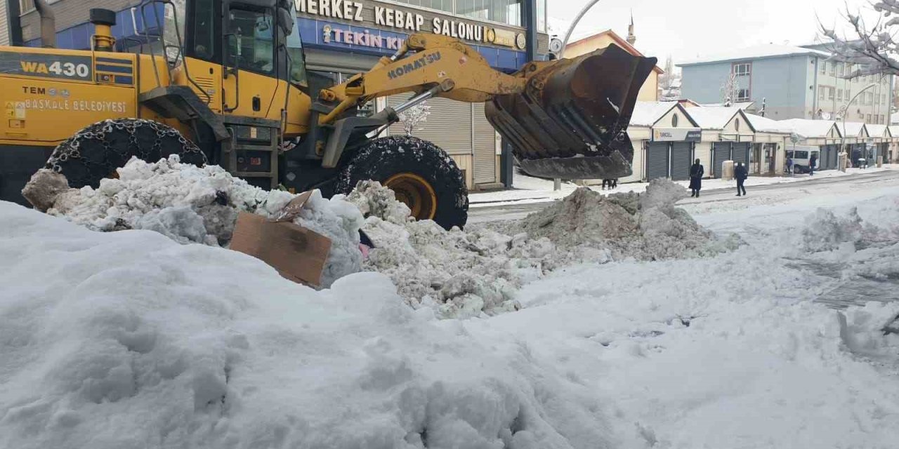 Başkale’de 13 yerleşim yerine ulaşım sağlanamıyor