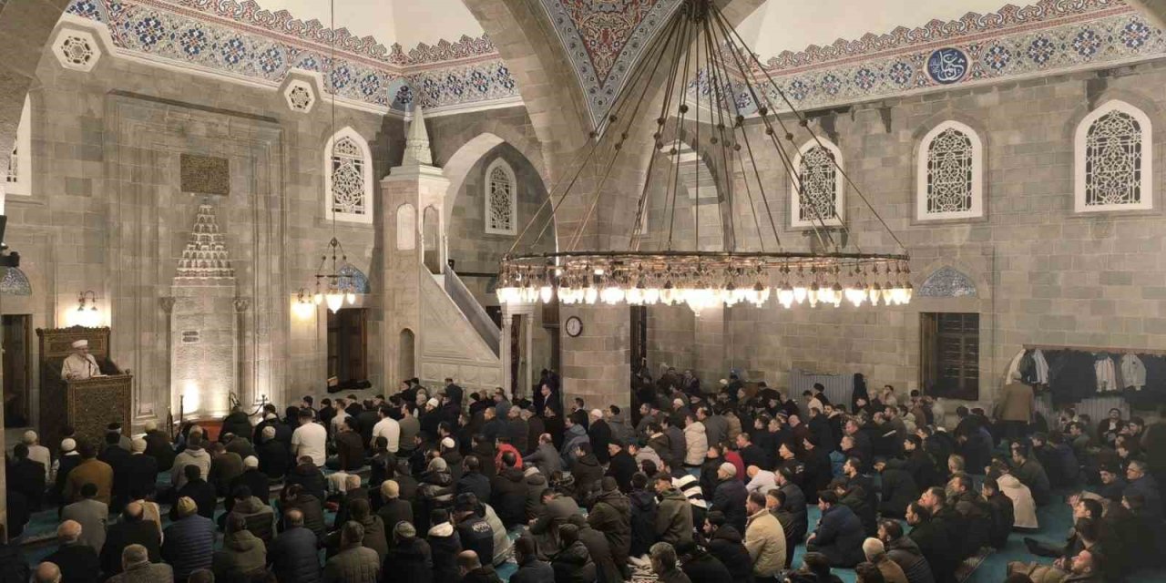 Beraat Kandili’nde camiler doldu taştı