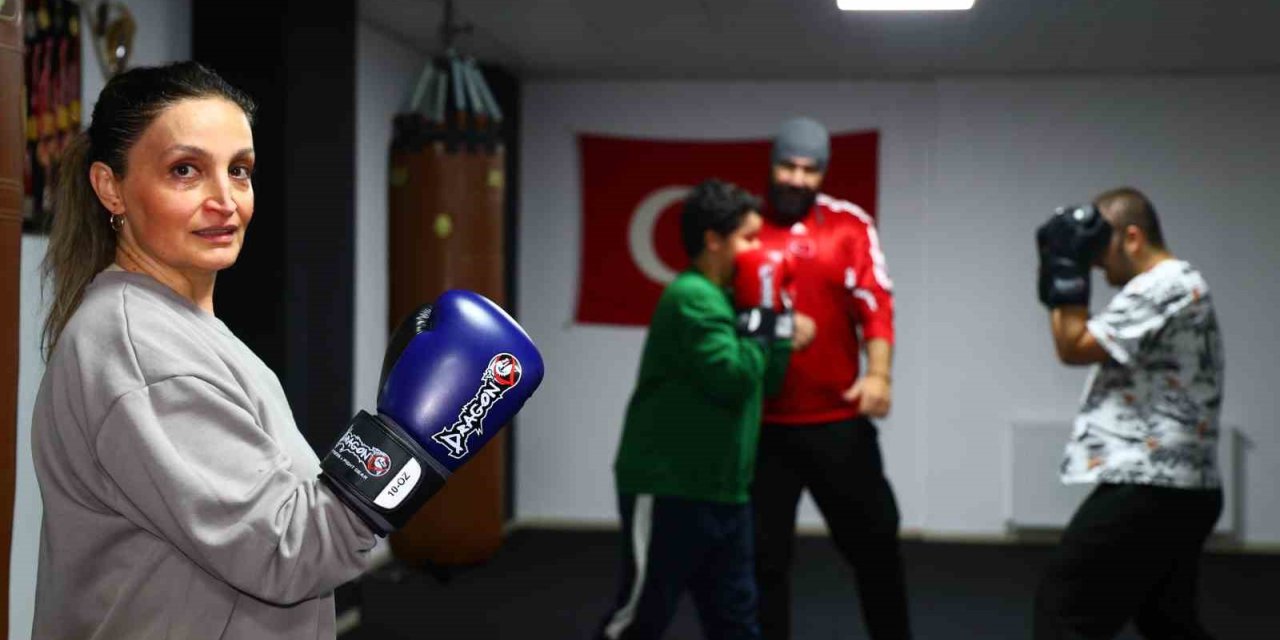 47 yaşındaki hemşire anne çocuklarıyla birlikte eldiven giyip ringe çıktı