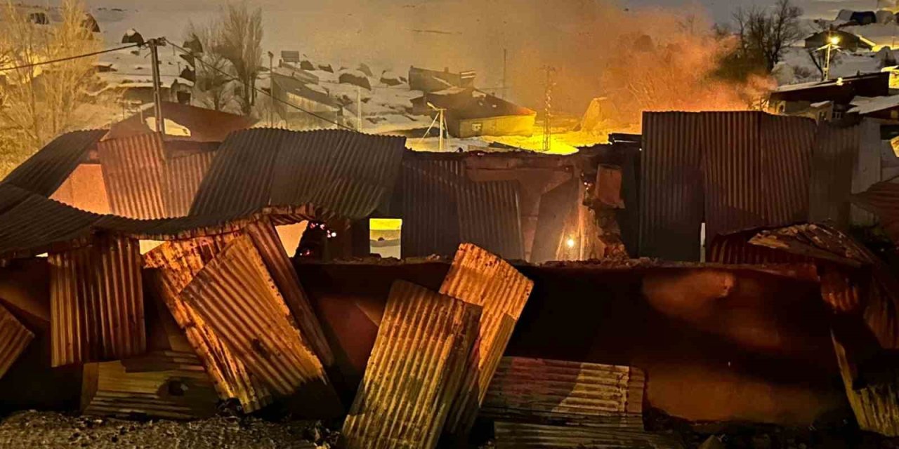 Tekman’da korkutan yangın: 3 ev kullanılamaz hale geldi