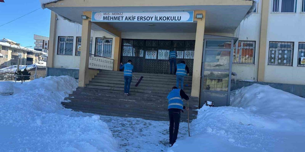 Muş’ta denetimli serbestlik yükümlülerinden okullara destek