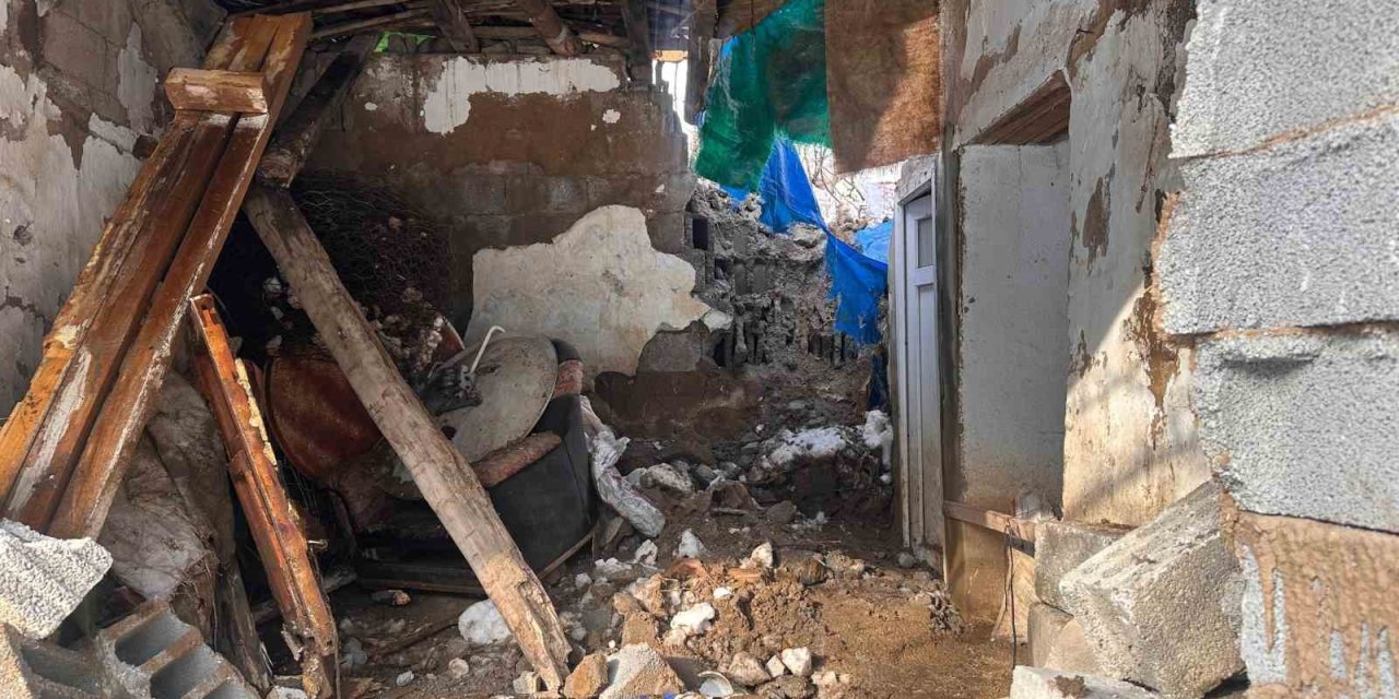 Hakkari’de bir evin üzerine kaya düştü