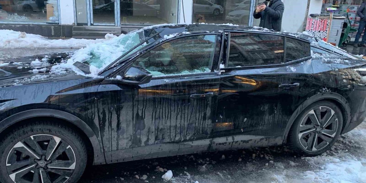 Bingöl’de çatıdan düşen kar otomobile zarar verdi