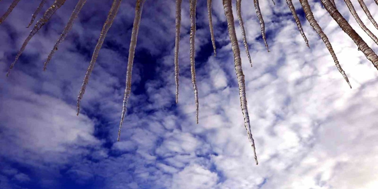 Erzurum’da çatılardan sarkan dev buz sarkıtları tehlike oluşturuyor