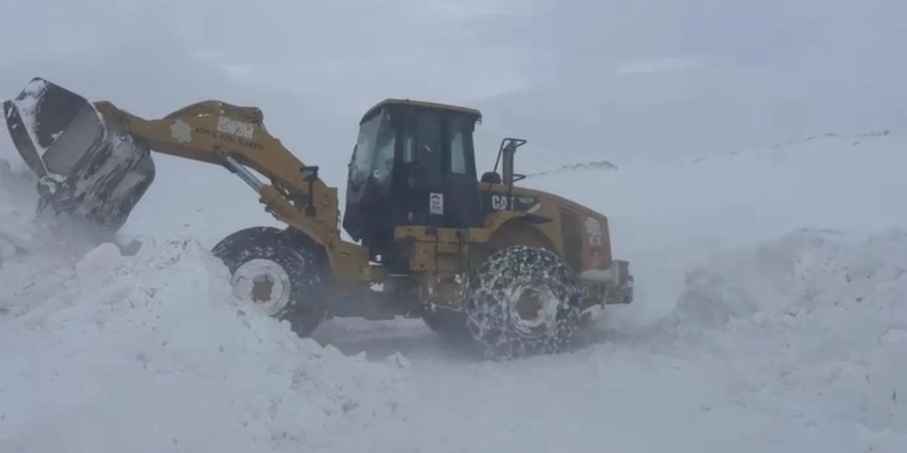 Kar kalınlığının 2 metreyi bulduğu Ağrı’da ekiplerin zorlu mesaisi