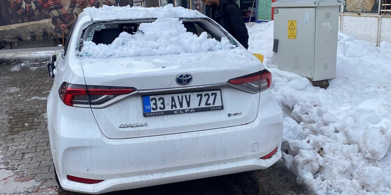 Bingöl’de çatıdan düşen kar otomobile zarar verdi