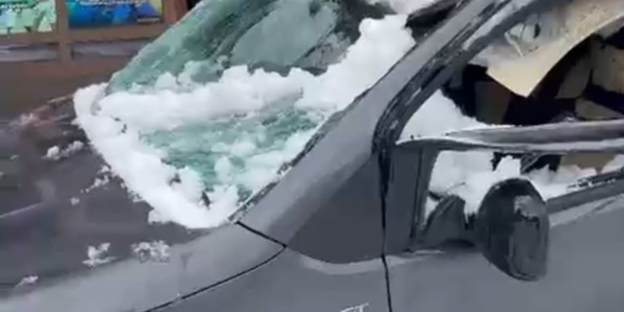 Park halindeki aracın üzerine çatıdan kar kütlesi düştü