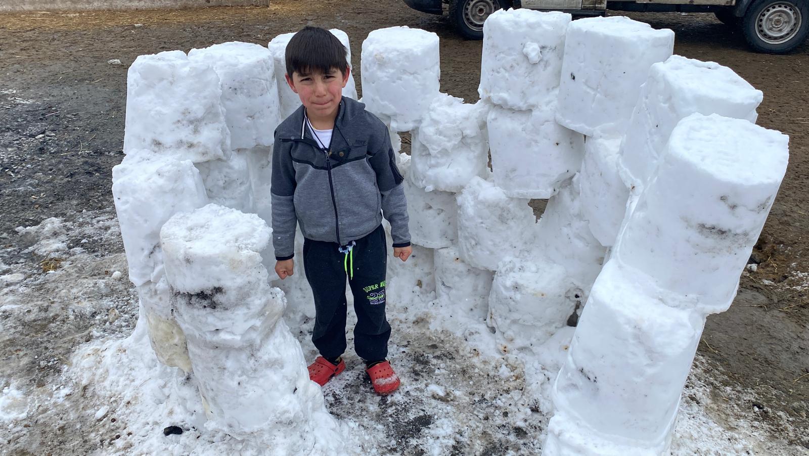 Çocukların kış eğlencesi karla şekillendi