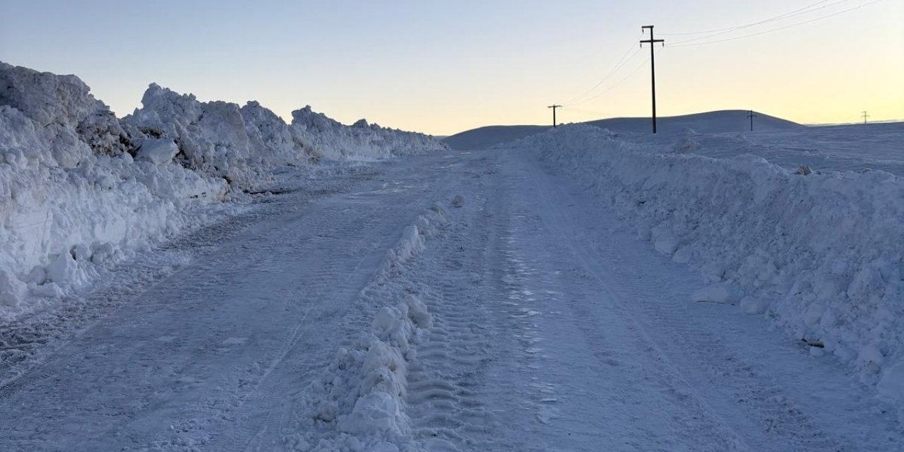 Bitlis’te kardan kapanan köy yolları yeniden açılıyor