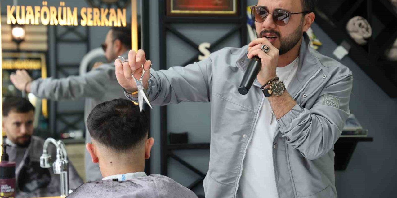 Bir elinde makas diğer elinde mikrofon