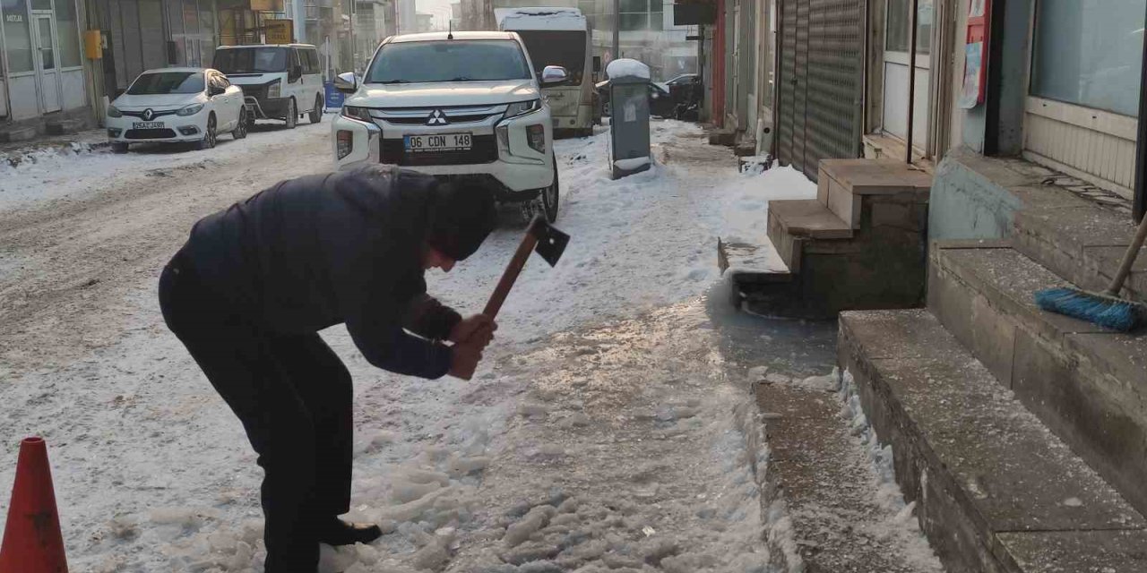 Ardahan’da dondurucu soğuk ağaçları kırağıyla kapladı