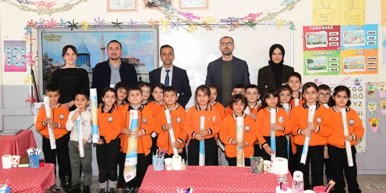 Çatak’ta öğrencilere dünya ve Türkiye haritaları dağıtıldı