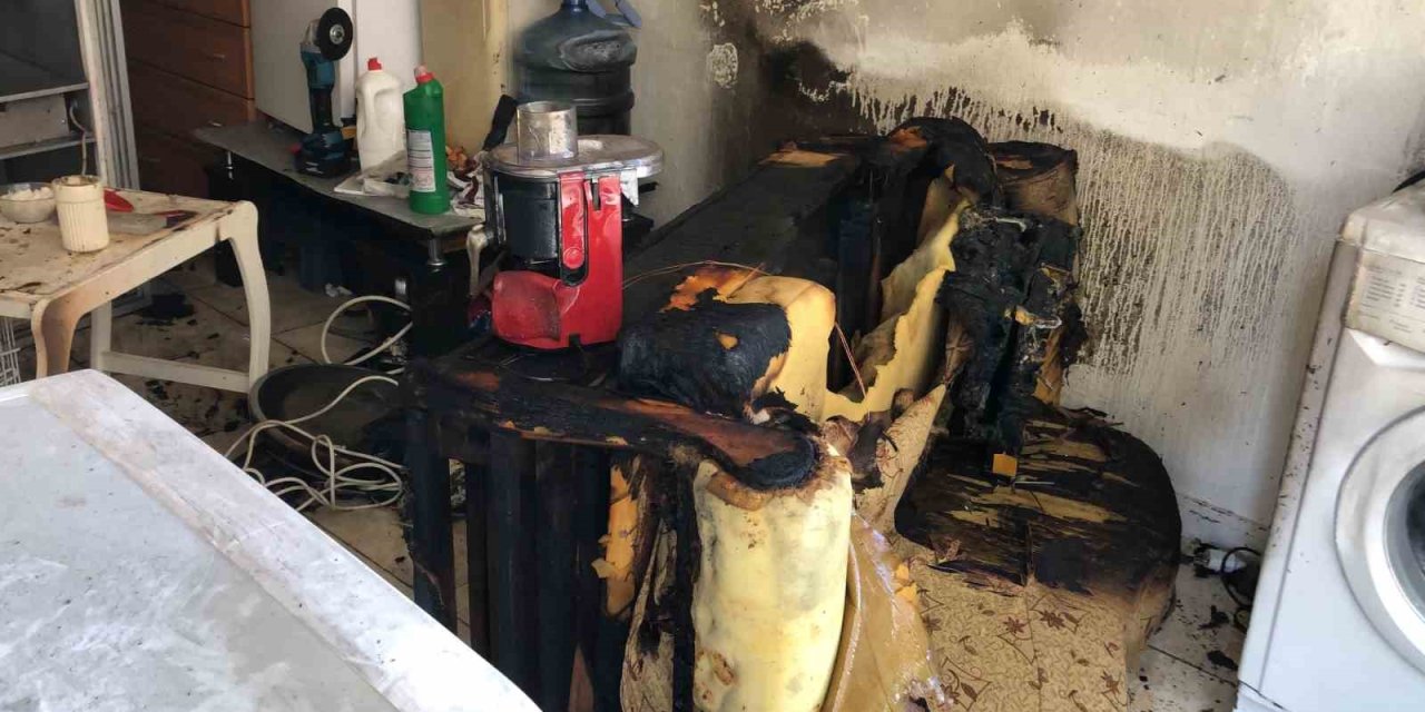 Elazığ’da depo yangını ekiplerce söndürüldü