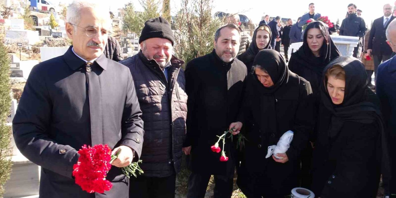 Bakan Uraloğlu Malatya’da deprem şehitliğini ziyaret etti
