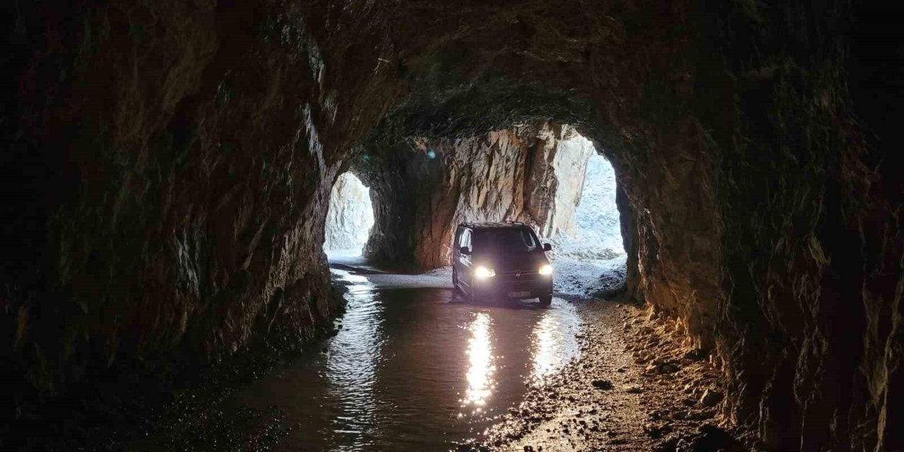 Kemaliye’de Taş Yolu’nda kar suları tünelleri bastı