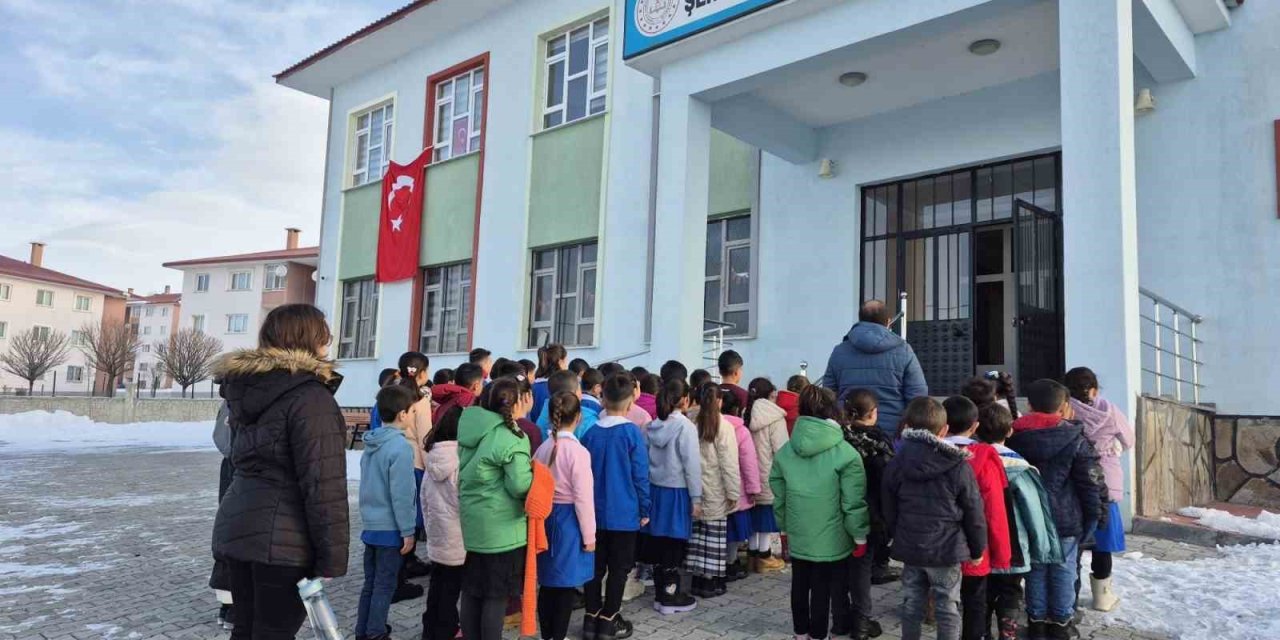Ağrı’da okullarda 6 Şubat depremleri için saygı duruşu