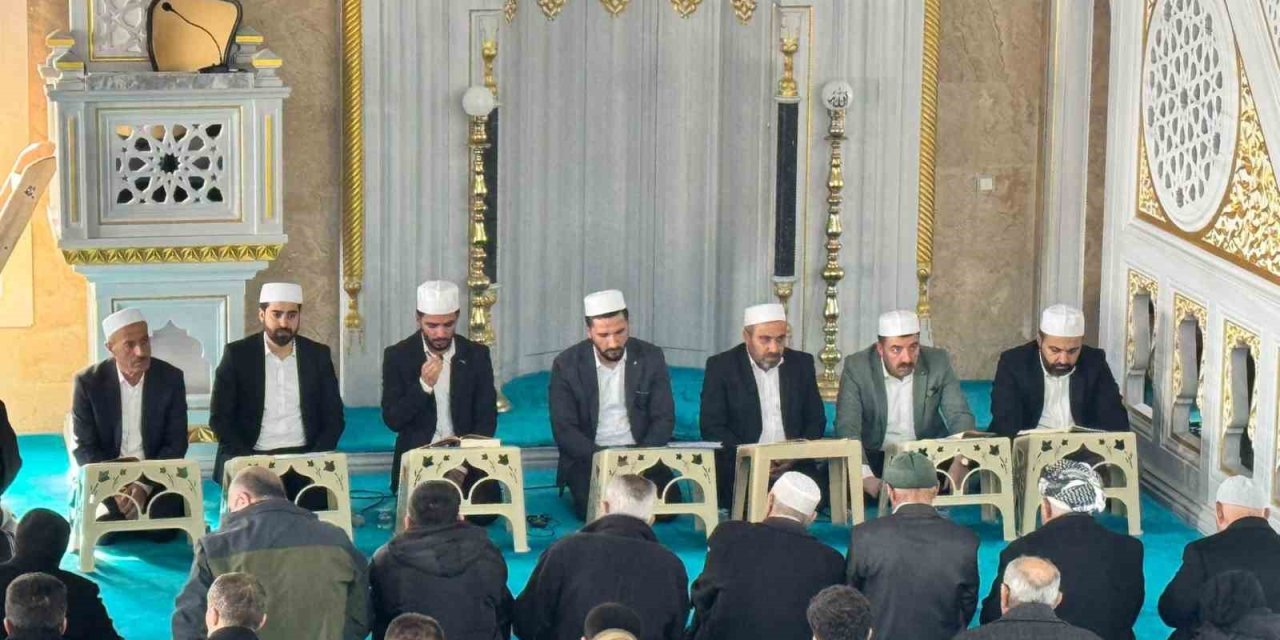 Hakkari’de deprem şehitleri dualarla anıldı