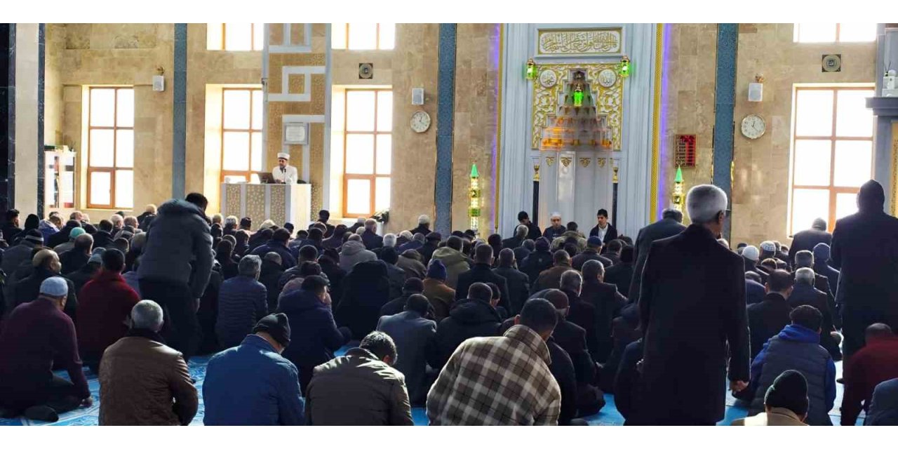 Çaldıran’da deprem şehitleri dualarla anıldı