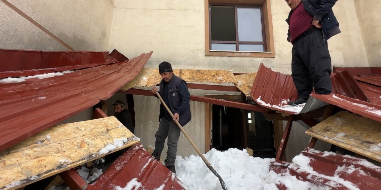Yüksekova’da kar esareti: Çatıdan düşen kar kütlesi iş yerlerine hasar verdi